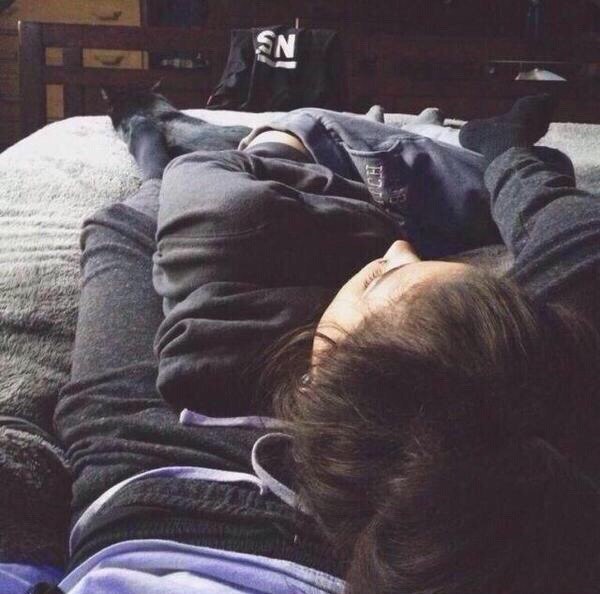 Картинка с парнем без лица в обнимку