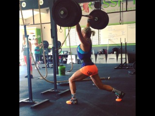 Molly_Vollmer on Instagram: “Split Jerk PR 250# 🎉🙌🏽 #JustTryingToGetALittleBenchPressInWhileIJerk #AlwaysOutInFront #MollSoHard #TeamPRGNX || @progenex…”