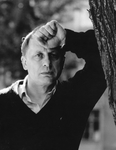  ТОЛУБЕЕВ АНДРЕЙ ЮРЬЕВИЧ (30 марта 1945, Ленинград — 7 апреля 2008, Санкт-Петербург) — советский и российский актёр театра и кино, народный артист РСФСР (1991), председатель (1996) правления Союза театральных деятелей РФ.