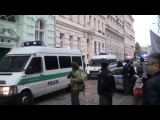◄DV►ПРАГА. Майдаунов провели через коридор позора. УКРАИНА, ДОБРО ПОЖАЛОВАТЬ В ЕВРОПУ!