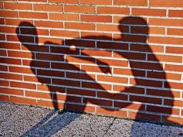 АТЫРАУДАҒЫ ТАКСИСТ ПЕН БОЙЖЕТКЕННІҢ ТӨБЕЛЕСІ КӨПШІЛІКТІ ТАҢ ҚАЛДЫРДЫ (ВИДЕО)