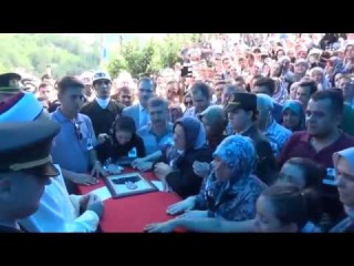 Şehidin ablası askerin gözyaşlarını sildi