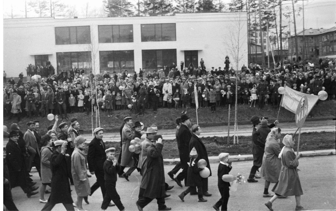 Фото май 1984. Первомайская демонстрация в ленинграде. 1 мая 1966 года. Памятник робеспьеру в москве. Братск 1980.