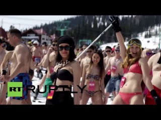 Siberian-style Snowboarding: 1800 bikini-clad Russians set skiing world record