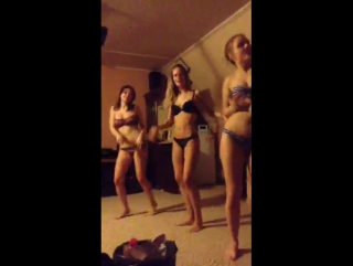 Шлюхи Periscope 18+|6 красавец в купальниках трясут жопой