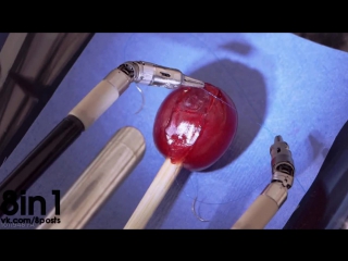 Робот Да Винчи делает хирургическую операцию на виноградине / da Vinci Robot Stitches a Grape Back Together