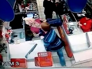 Неизвестный напал на старушку в очереди в супермаркете в Сызрани
