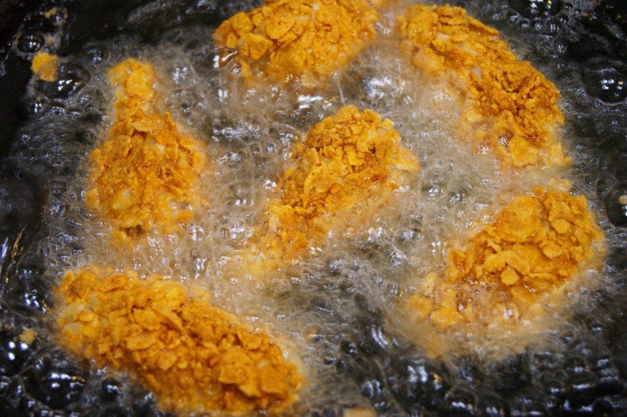 Куриные крылышки кфс. Стрипсы куриные кфс. Острые крылышки кфс. Острые куриные крылышки квс. Куриные бедрышки кфс.