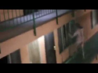 Голый мужик под ЛСД бьёт окна в мотеле и орёт / Crazy Naked Guy's Bad Acid Trip Breaking Windows