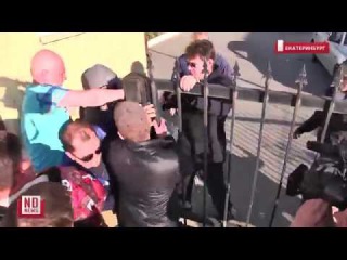 Похоронщики с боем прорываются к моргу, чтобы сдать тела на экспертизу