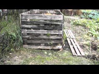 компостная куча из поддонов