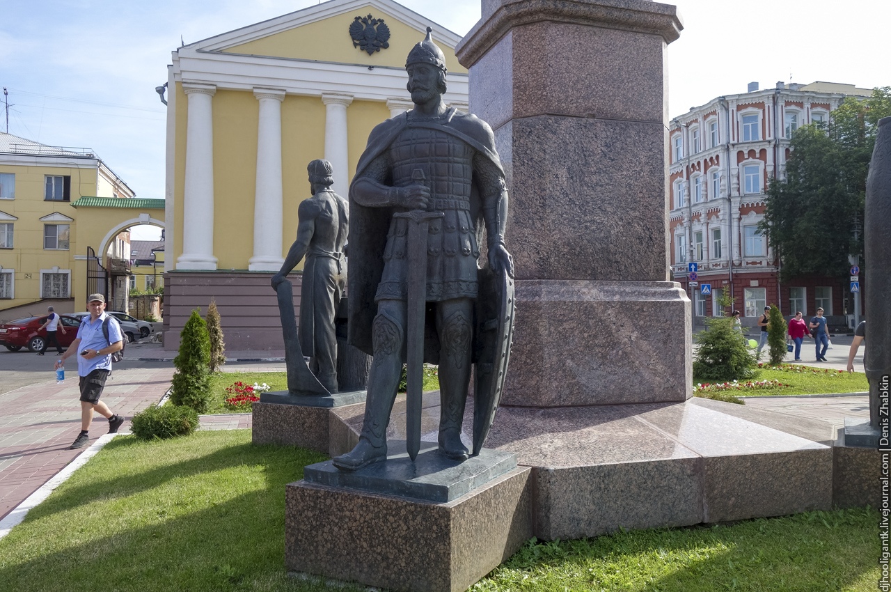 Памятники установка саратов. Памятник Столыпину в Саратове. Памятник Столыпину в Москве. Памятник Петру Столыпину (Москва). Памятник Петру Аркадьевичу Столыпину в Саратове.