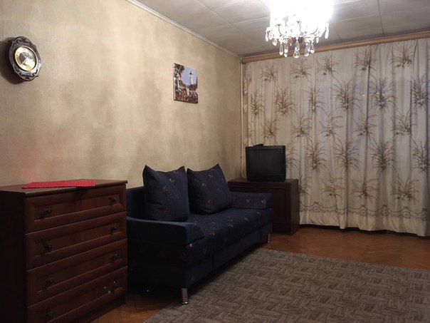 Фото: Сдаю свою уютную двушку в 7 честных мин ходьбы от м. Перово (ул Перовская). На длительный срок. Квартира раньше не сдавалась, обставлена мебелью: два двуспальных дивана (один абсолютно новый), шкафы, комоды. На кухне микроволновка, стиральная машина, плита (электрическая), холодильник, необходимый набор посуды. На всех окнах новые стеклопакеты, так что зимой не замерзнете. <br>Окна выходят во двор, не шумно. Отличный вид, 11 этаж. Недалеко находится школа, детский сад, магазины 