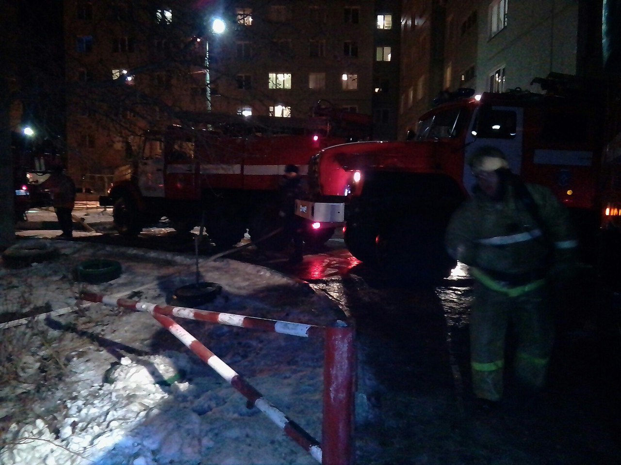В жилом доме в Омске горели сразу три квартиры - ФОТО