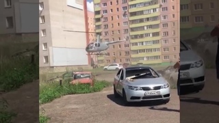 В Башкирии вертолет приземлился прямо во дворе жилого дома