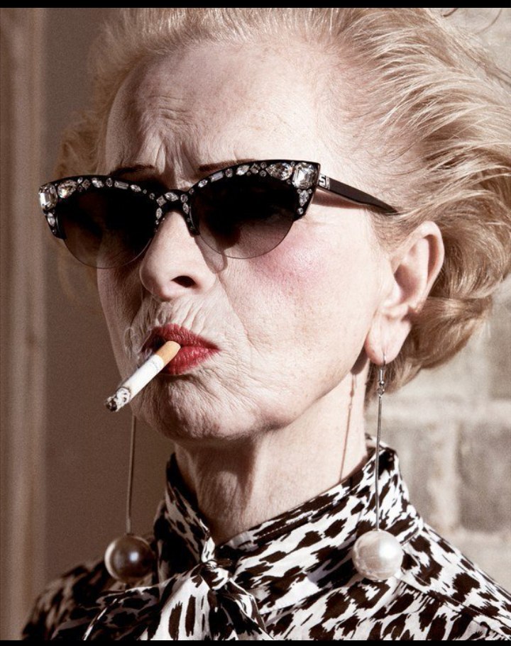 Картинка бабка с сигаретой