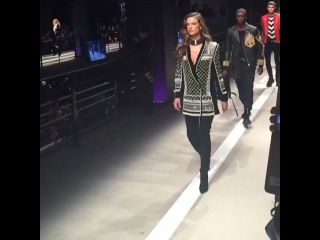 Alessandra's Beijos on Instagram: “@alessandraambrosio @balmainparis @balmainxhm @hm @olivier_rousteing #alessandraambrosio #HMBALMAINATION #balmain #hm #model #supermodel…”