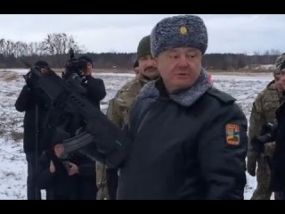 Петр Порошенко стреляет. Автомат
