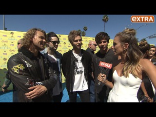 5 Seconds of Summer Hangs with 'Extra' at the Teen Choice Awards
