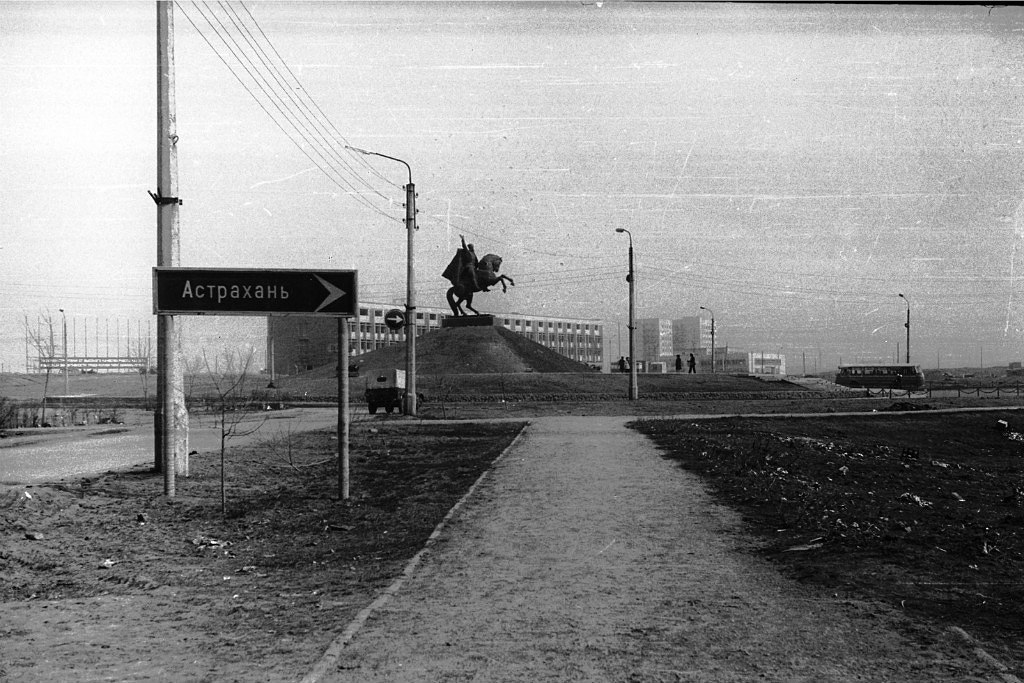 Памягник О.И. Городовикову.