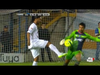 Ronaldinho intenta quitarle el balón al arquero - Atletico San Luis vs Queretaro 1-0 Copa MX 2015
