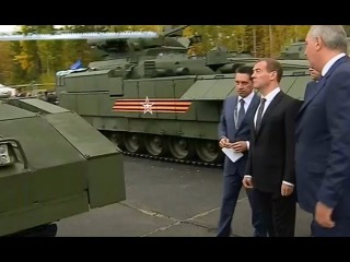 Медведев оценил новинки боевой техники России 10.09.2015