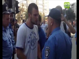 Пёс, покажи удостоверение! Харьковчанин требует у МУСОРА предъявить удостоверение!