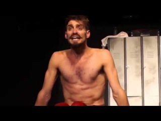 Корчит рожи, что я бы смотрел на это вечно!