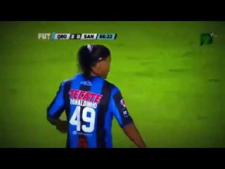 Ronaldinho takes the ball from the Goalkeeper Queretaro vs Santos 3 0 Liga MX Final Vuelta