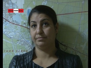 Цыганка тырит кошелёк из сумки в бутике