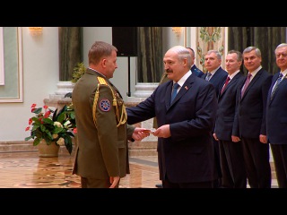 Лукашенко вручил генеральские погоны высшему офицерскому составу