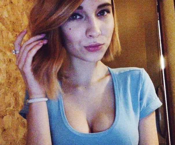 Юля рэш. Реш 31. Фотосессия у стены для девушки. Юля реш 2022. Реш 31.