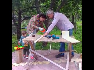Evelina Bledans on Instagram: “Доброе утро. Продуктивного рабочего дня! А мы с @semensemin как обычно #соведущие проекта #дача360 пилим, режем, шлифуем, сажаем, поливаем.…”