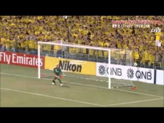 Quase do meio campo, Paulinho faz gol à la Marcelinho batendo falta