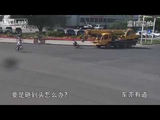 LiveLeak com Crane Gives Woman Friendly Nudge!! накаут!