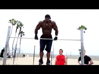 WORKOUT BODYBUILDING - Kali Muscle Training on the beach