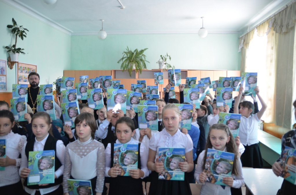 В Зеленчукском районе школе подарили новые учебники