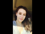 Lana Rhoades едет в машине с подругой