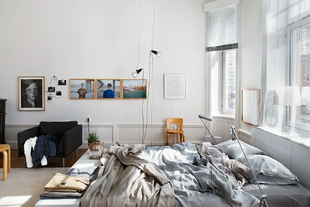 Вот вроде бы мерзкое утро, начало трудового дня, а ты убираешь постель и вдруг чувствуешь, что сегодня здесь спал человек, который тебя любит, и завтра, и послезавтра, есть Бог даст, твоя подушка будет пахнуть точно так же.