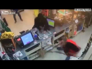 Продавец выхватил дробовик у грабителя / 7-Eleven clerk disarms shotgun-wielding man