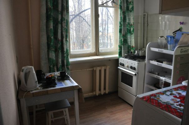 Фото: Собственник. Алексей. Сдам на длительный срок двухкомнатную квартиру около м. Щелковская. 5 - 7 минут пешком. Ул. 7- я Парковая. Тихое. зеленое место. 5 - этажный, кирпичный дом. 3 й этаж. Общая площадь 44 м 2. Жилая 27 м 2. Кухня 6 м 2. Комнаты смежные. Есть балкон и чулан. Сан. узел раздельный. В наличии стиральная машина и новый холодильник. Квартира меблирована: двуспальная кровать, диван, платяной шкаф, обеденный стол и стулья. Предпочтительно: семейная пара, можно с ребенком. Арендная плата, 26 тысяч рублей + вода и свет по показаниям счетчиков. Депозит не требуется. <br> <br>Если интересно, то пишите в личку.