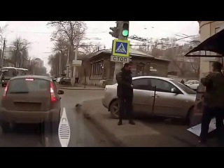 ПРИКОЛЫ НА ДОРОГАХ *Девушка переоделась в пробке*