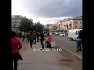 В Сети появилось видео задержания мужчины на рынке в Актобе