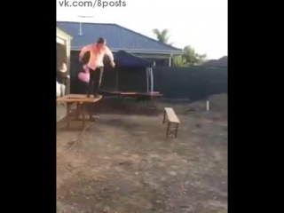 ФЭЙЛ - Пьяный мужик решил сломать лавку как рестлер, прыгнув со стола / Australian guy tries to body slam bench in epic fail