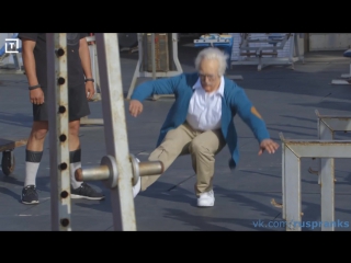 ПРАНК lКроссфитер в гриме старика, троллит качков на спортплощадке. Old man, the trolls bodybuilders