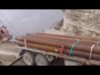 Это просто п...здец.! Неудачная попытка погрузки на баржу ((