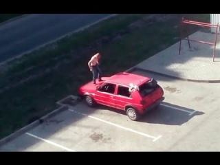 Полуголый мужик прыгает по автомобилю в Калининграде 12.05.16