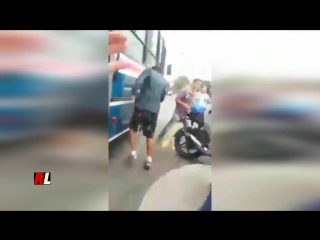 Извращенца застукали в автобусе и он решил пойти ва-банк