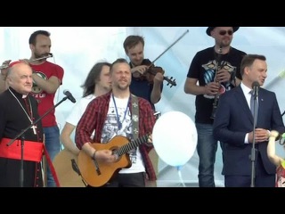 Andrzej Duda zaśpiewał z Arką Noego. „Taki duży, taki mały może świętym być”