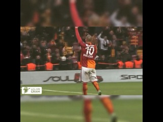 GALATASARAY on Instagram: “Sneijder Trabzon maçının ardından böyle 3'lü çektirdi. #TekBilekTekYürek #Galatasaray #Cimbom #igersGS #1905 #4Yıldız #ultrAslan…”
